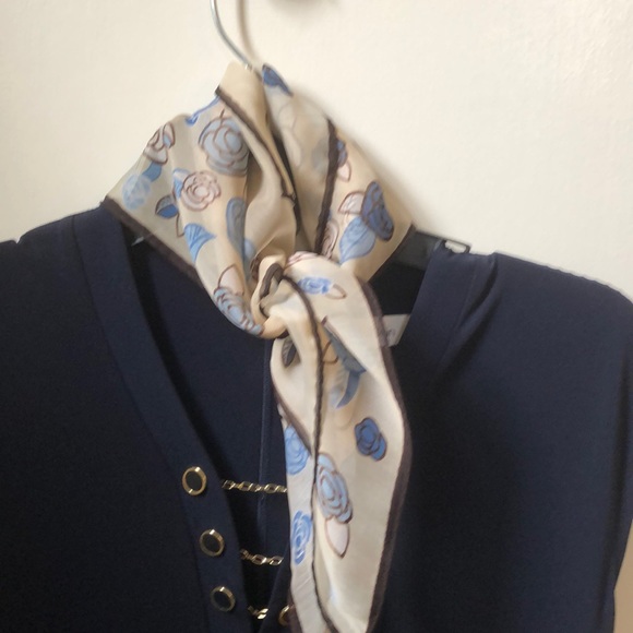 Like-New Mixed blues Flowered scarf - Picture 4 of 4